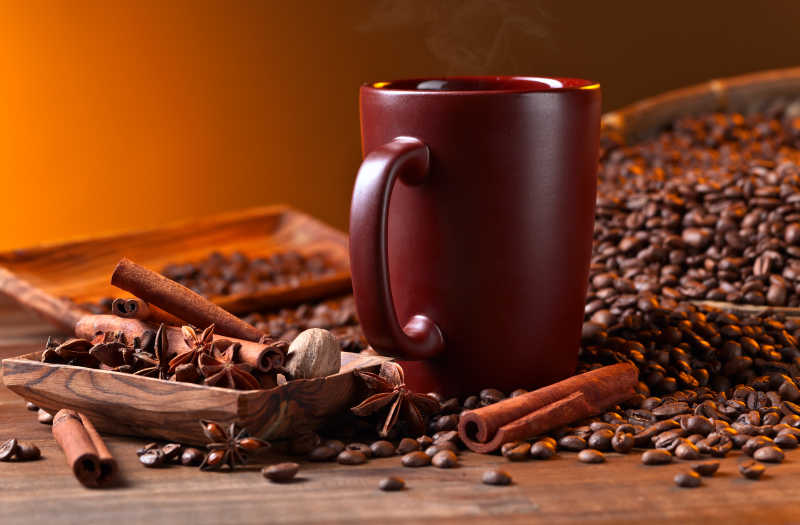 红色的杯子和旁边的香料