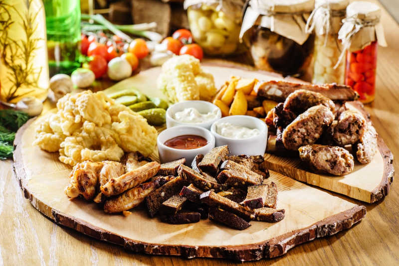 餐桌上美味可口的食物