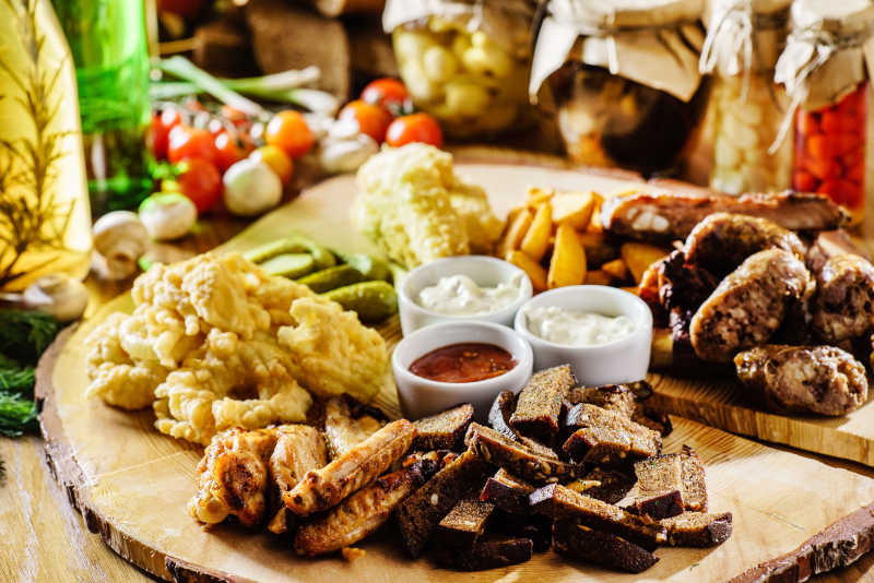 餐桌上的各种开胃菜