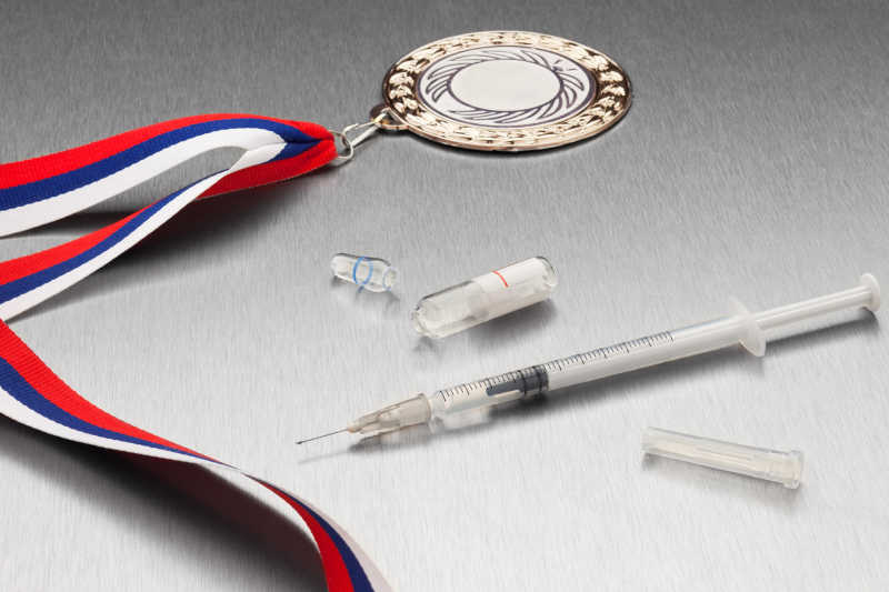 注射器和金质奖章的赛前体检概念