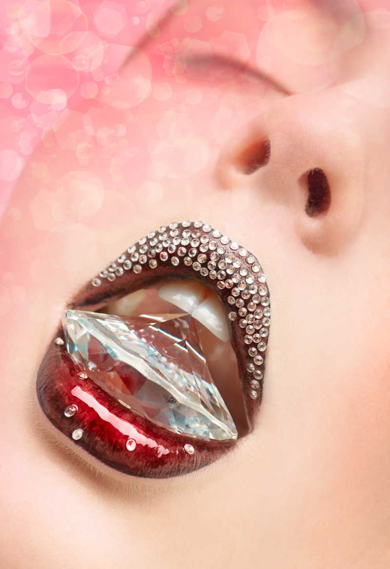 水晶在女人的嘴里