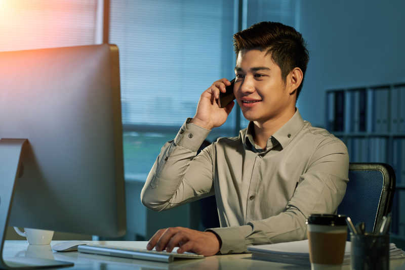 正在打电话的男人
