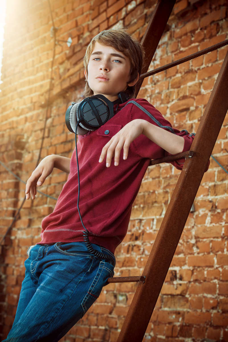 开着楼梯戴耳机的年轻男孩