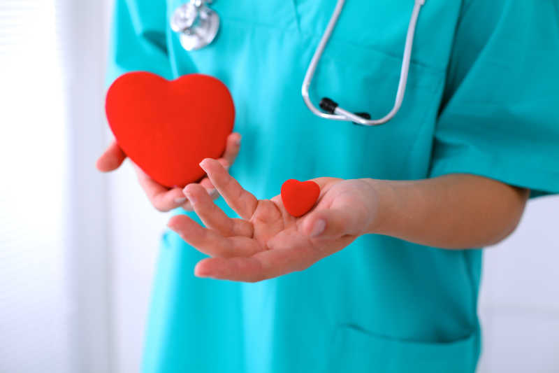 医生手里拿着大小爱心