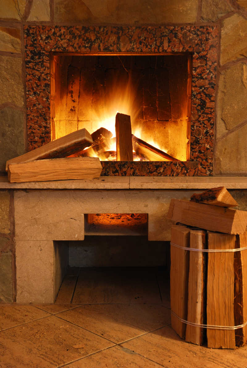 在壁炉里燃放的火焰