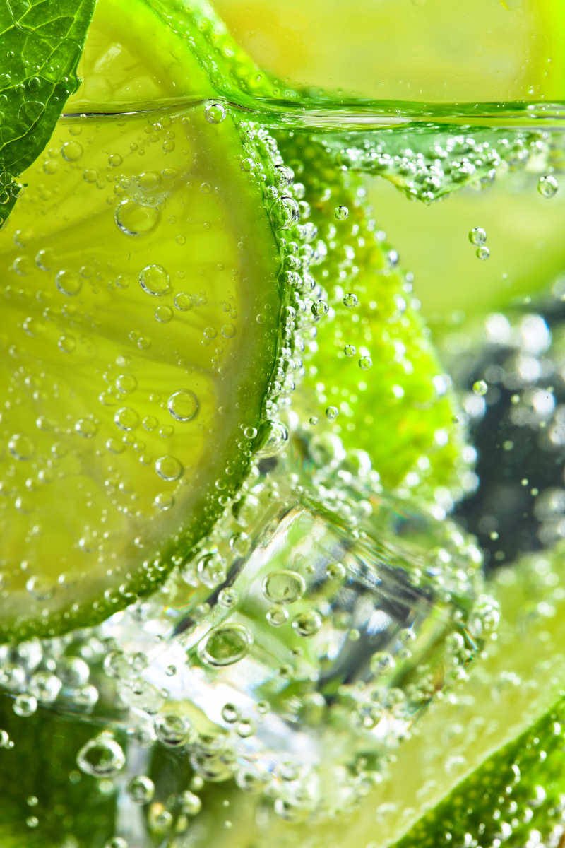 酸橙薄荷叶的鸡尾酒