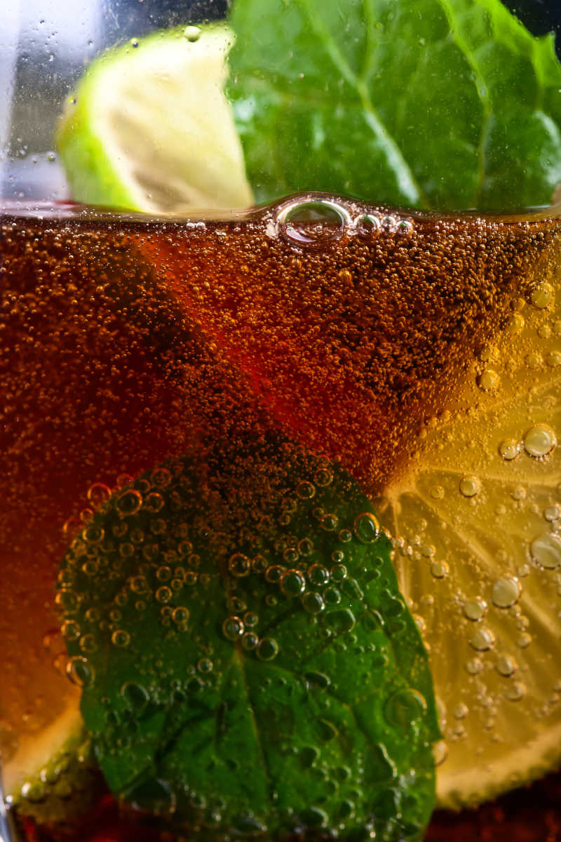 可乐与石灰和薄荷饮料