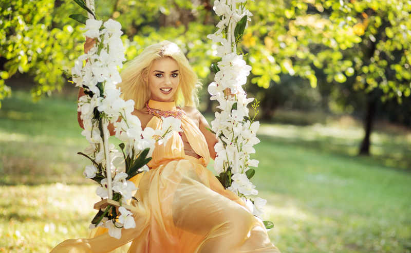 在公园荡秋千的少妇