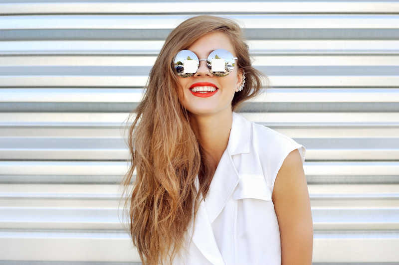 户外戴着墨镜的时尚美女