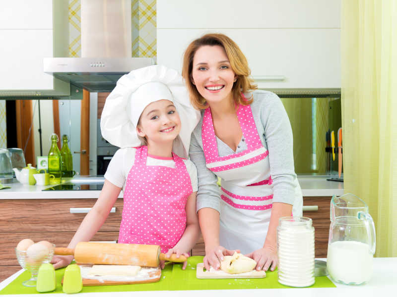 小女孩和母亲在厨房做食物