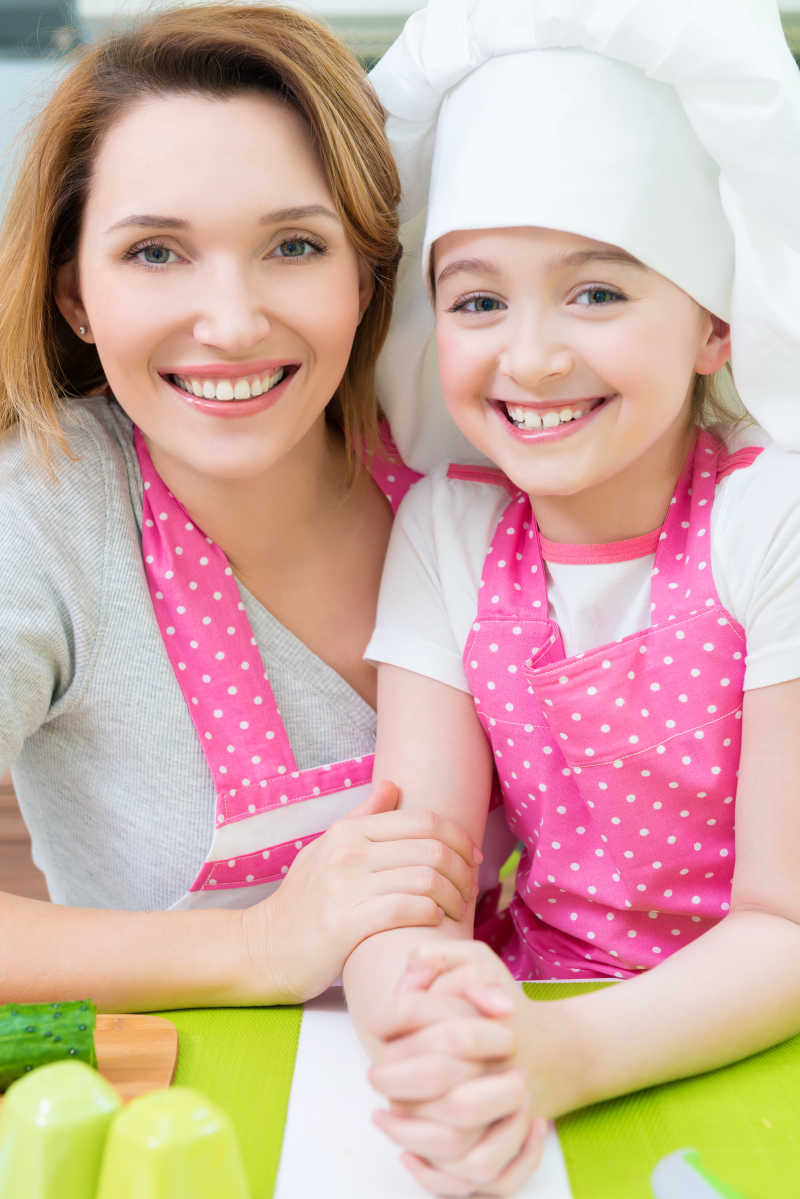 小女孩和母亲在厨房合照