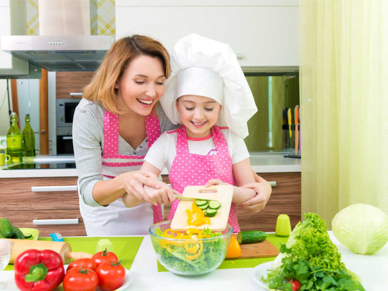 小女孩和母亲在厨房开心的做沙拉