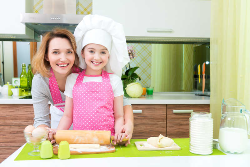 小女孩和母亲在厨房做烘焙