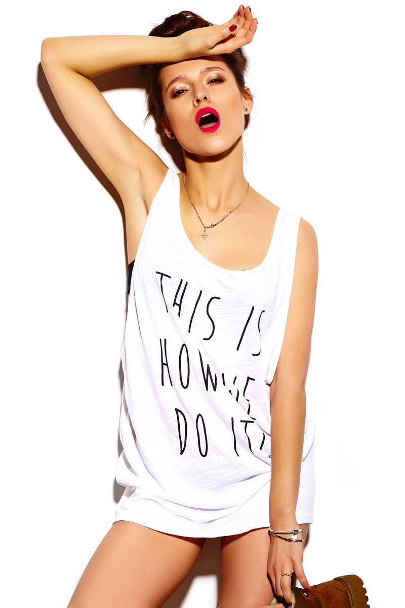 白色背景下夏日的美女