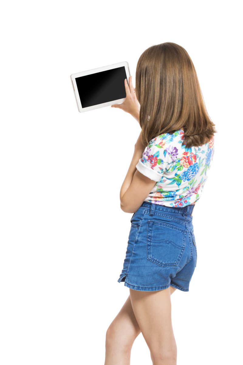 白色背景下使用平板电脑的棕色长发美女背影拍摄