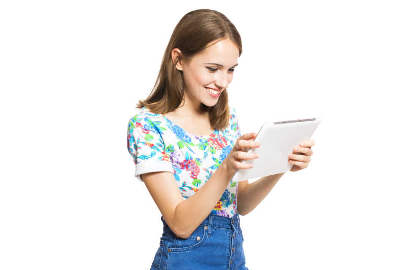 白色背景下使用平板电脑的美女