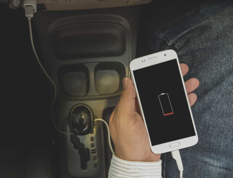 用汽车给手机充电