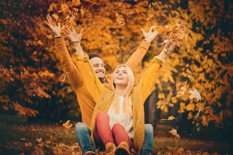 情侣们微笑着享受秋天