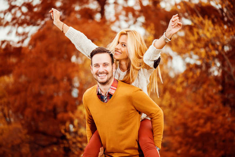 在美丽的秋日里享受的年轻夫妇图片 一对快乐的年轻夫妇的户外画像素材 高清图片 摄影照片 寻图免费打包下载