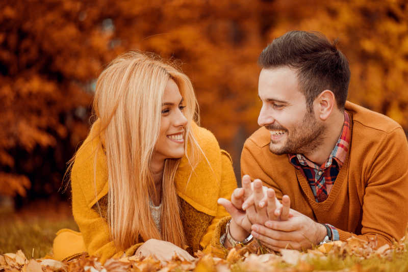 幸福的情侣在秋天公园享受爱情