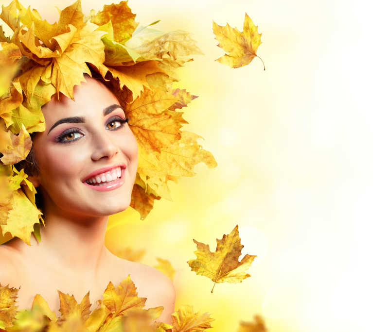 黄色叶子装饰的女人的微笑