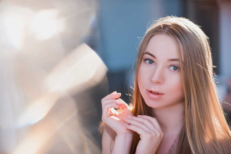 阳光下的金发年轻美女