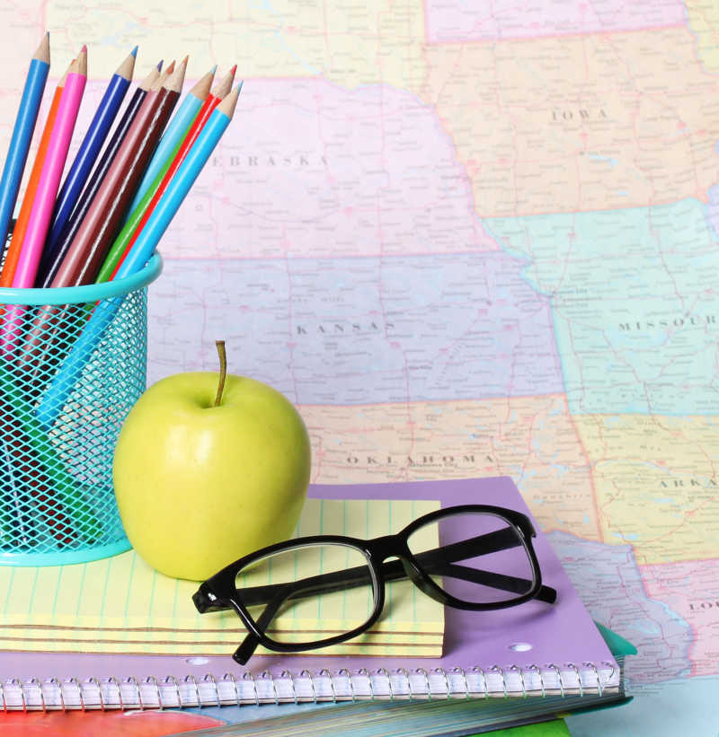 书架上的苹果和玻璃杯