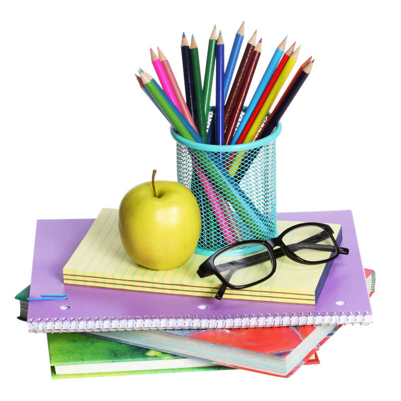 一堆苹果彩色铅笔和玻璃杯