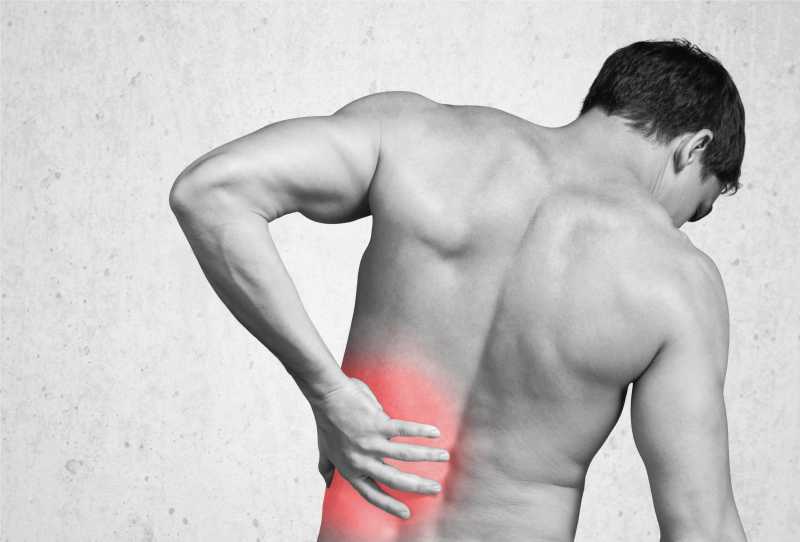 后背疼痛的一个男人