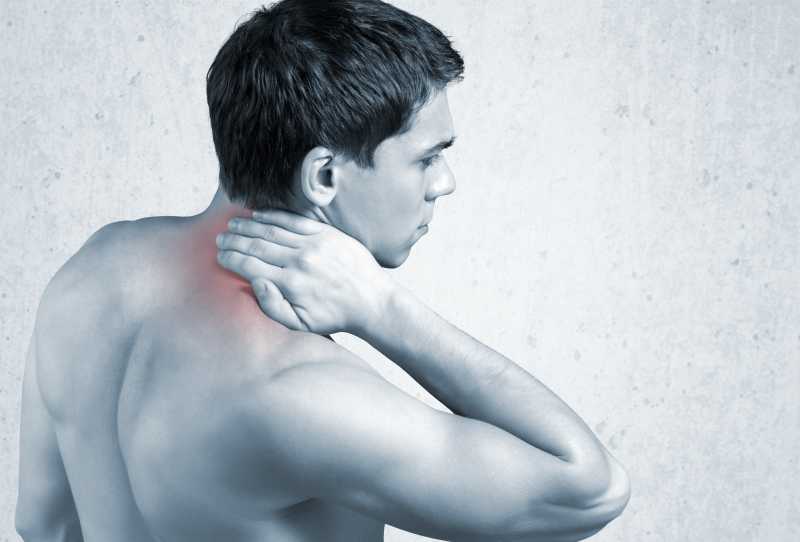 后颈疼痛的男人