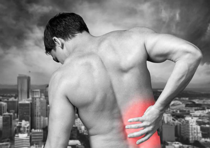 后背部疼痛的男人