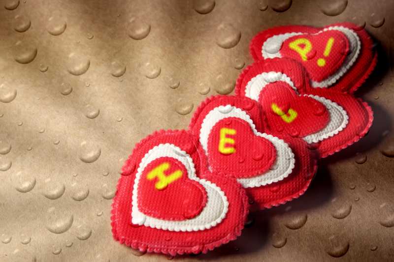 带有心脏和标志的HELP卡