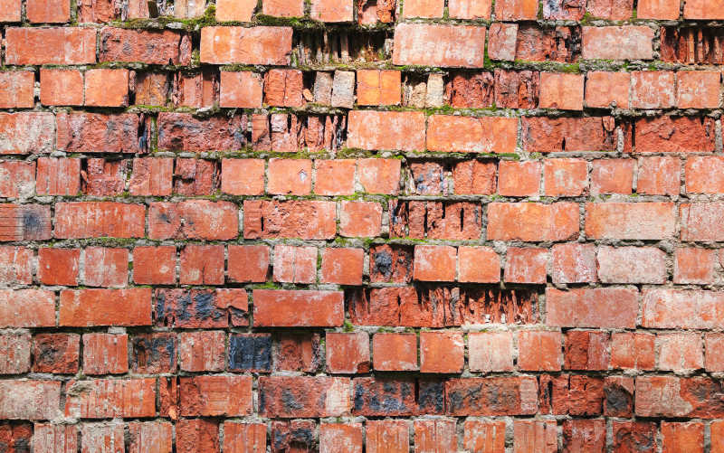 户外长满苔藓红砖墙