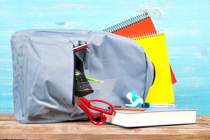 灰色双肩背包中的学习用品