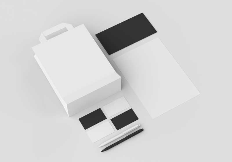 灰色背景下的黑白文件袋和笔