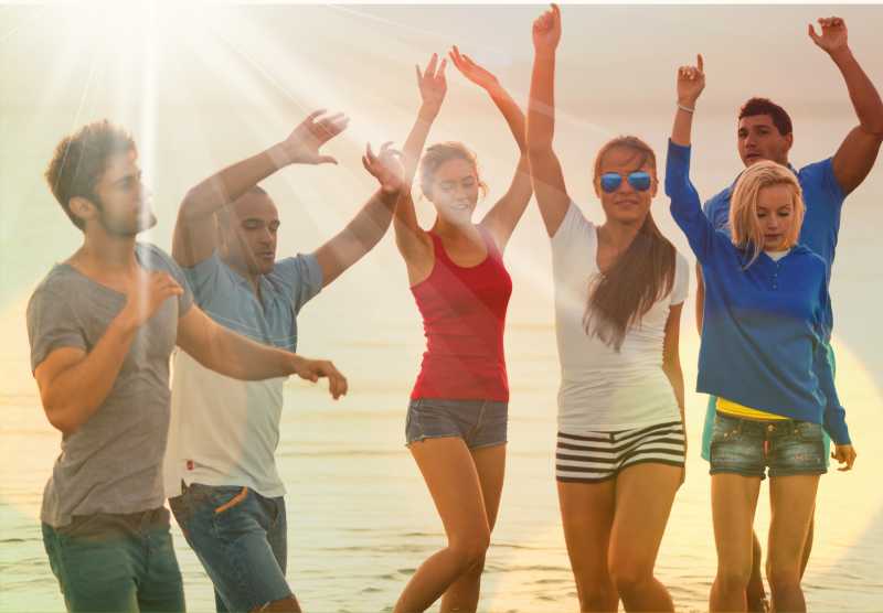 海滩欢呼的年轻人