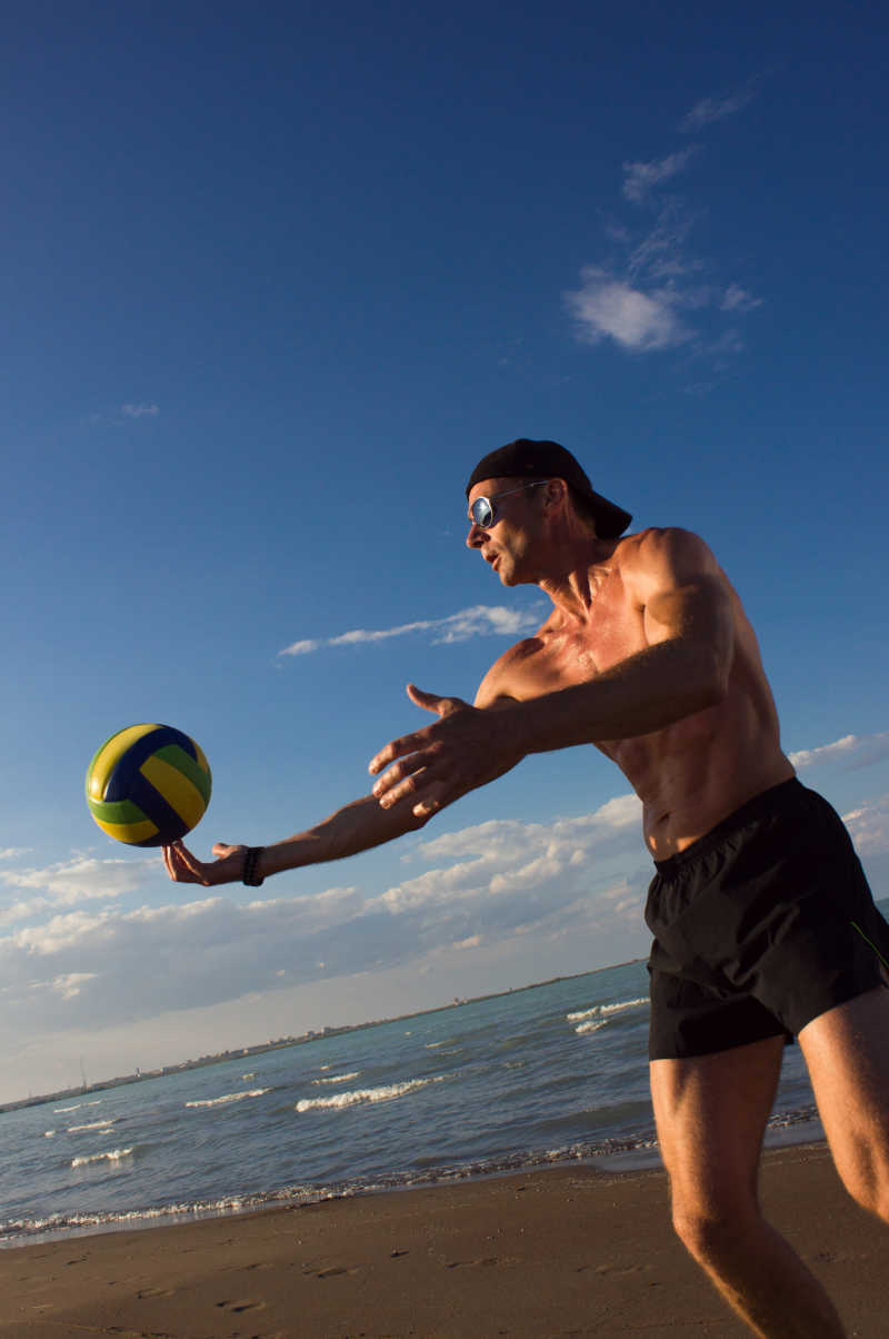 沙滩上打排球的排球运动员