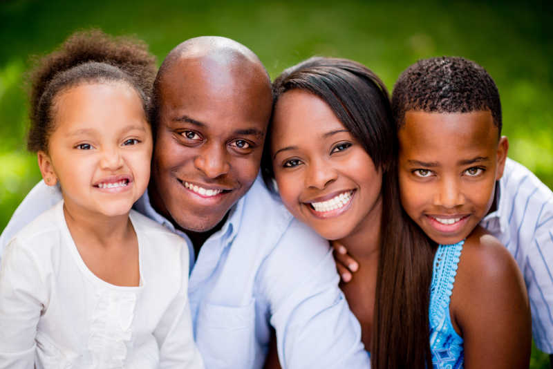 户外幸福的黑人家庭