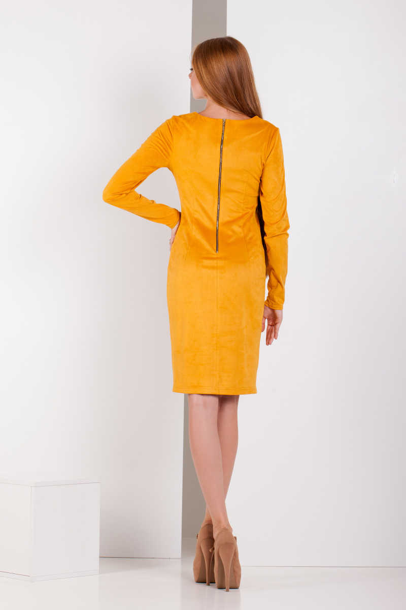 年轻漂亮的穿黄色时装的女人