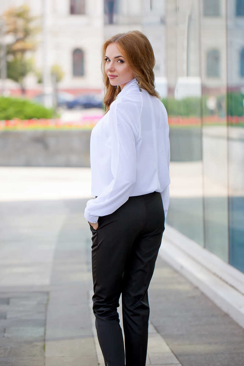 年轻漂亮的女模特穿时装走在街上