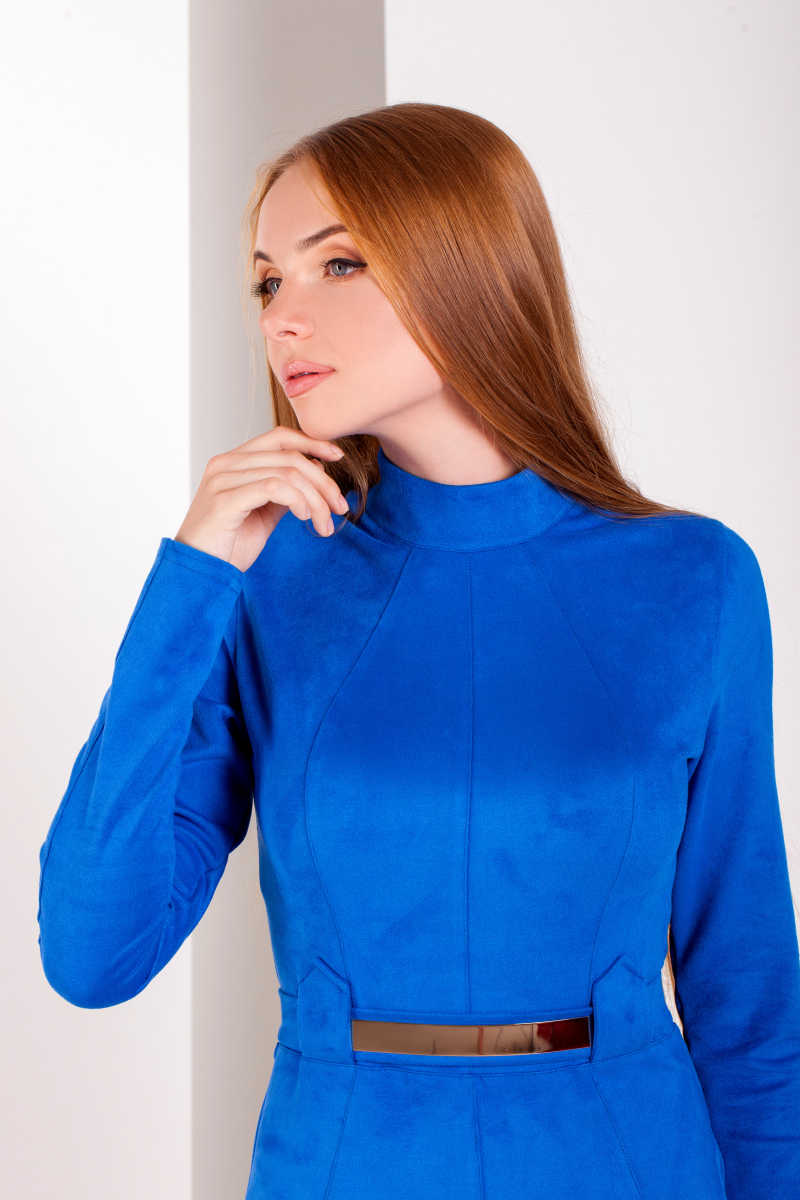 漂亮的穿蓝裙的年轻长发女人