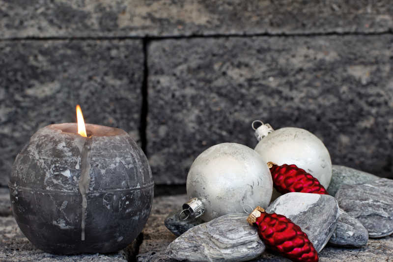 圣诞节燃烧的蜡烛和银色的装饰品