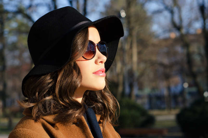 阳光普照的美丽时尚女孩