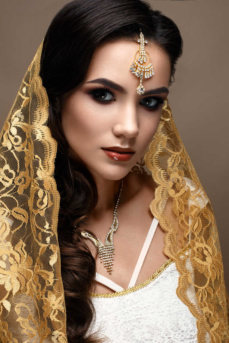 金色头巾闭着眼的印度美女