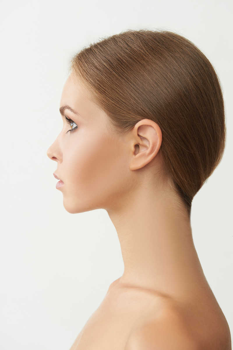 灰白色背景下性感的美女侧面写真