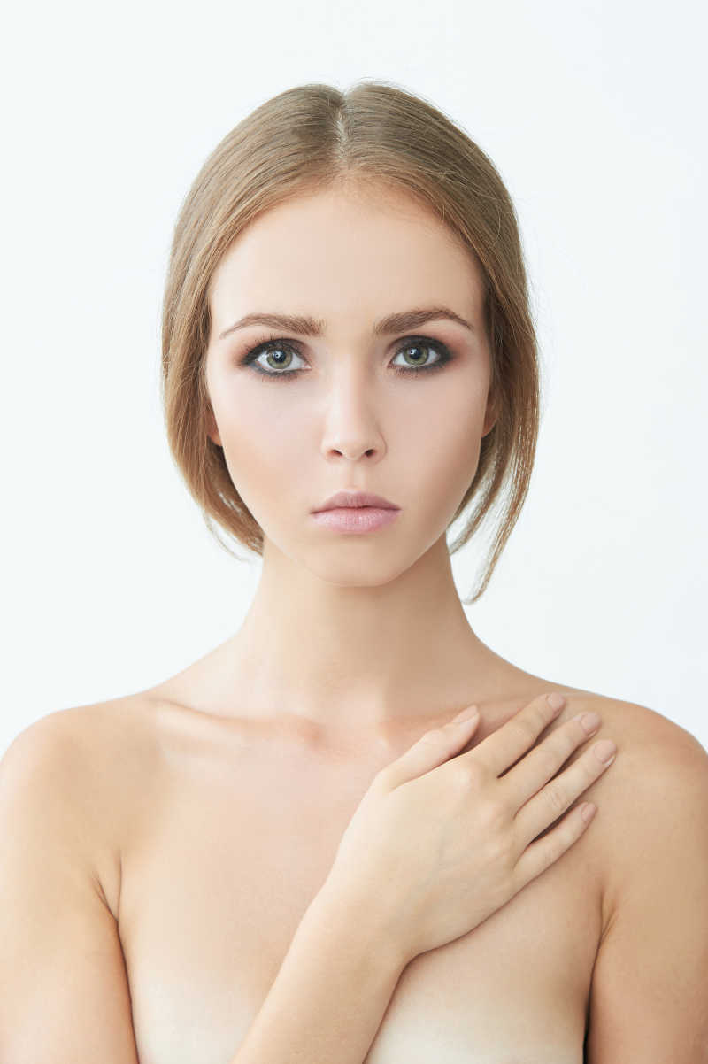 白色背景下年轻美女的肖像