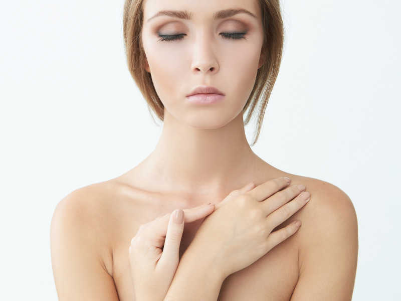 灰白色背景下性感的美女肖像