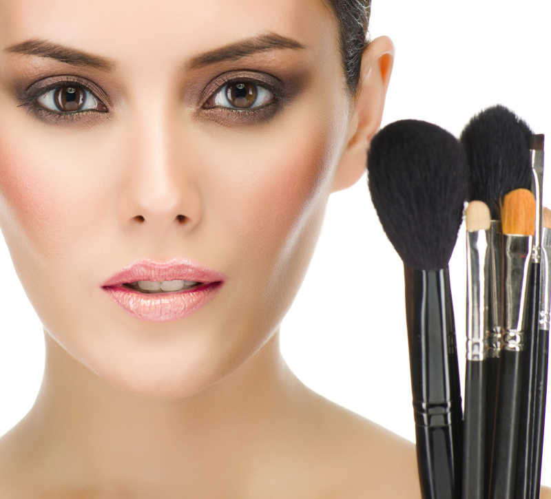 漂亮女模特手里拿着化妆工具