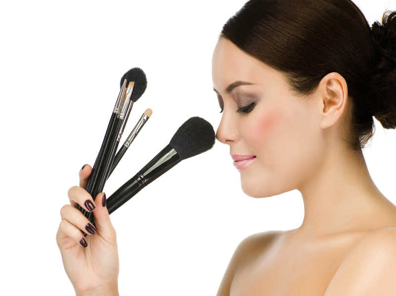 女孩手里拿着化妆刷