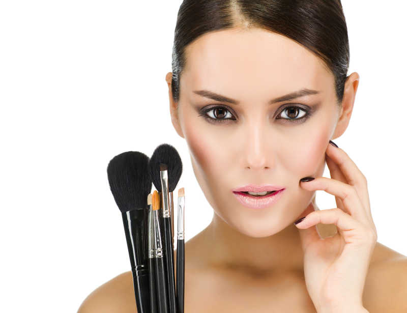 拿着化妆刷的漂亮女模特